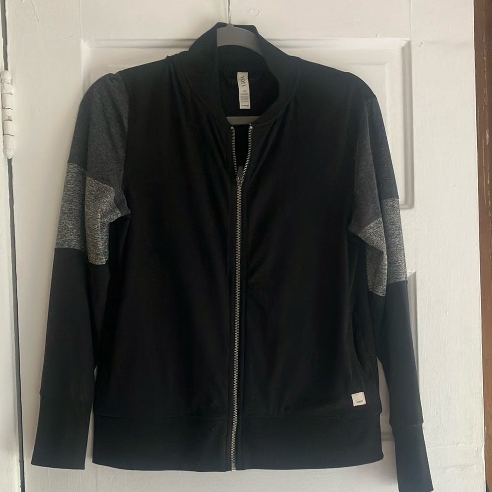 Vuori women’s black and grey zip up jacket. XS